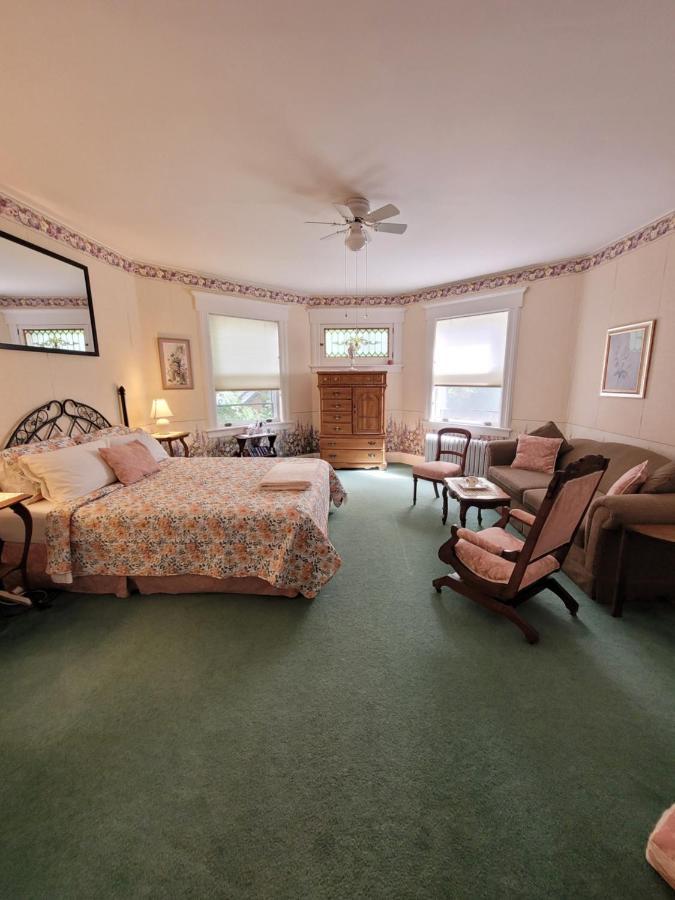 Ruby Manor Bed & Breakfast Gananoque Dış mekan fotoğraf