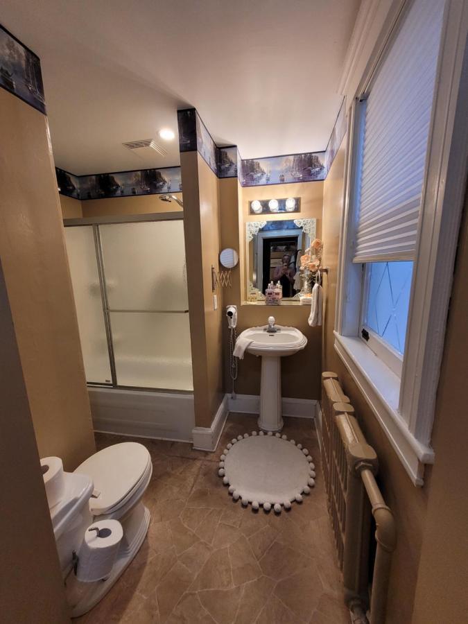 Ruby Manor Bed & Breakfast Gananoque Dış mekan fotoğraf
