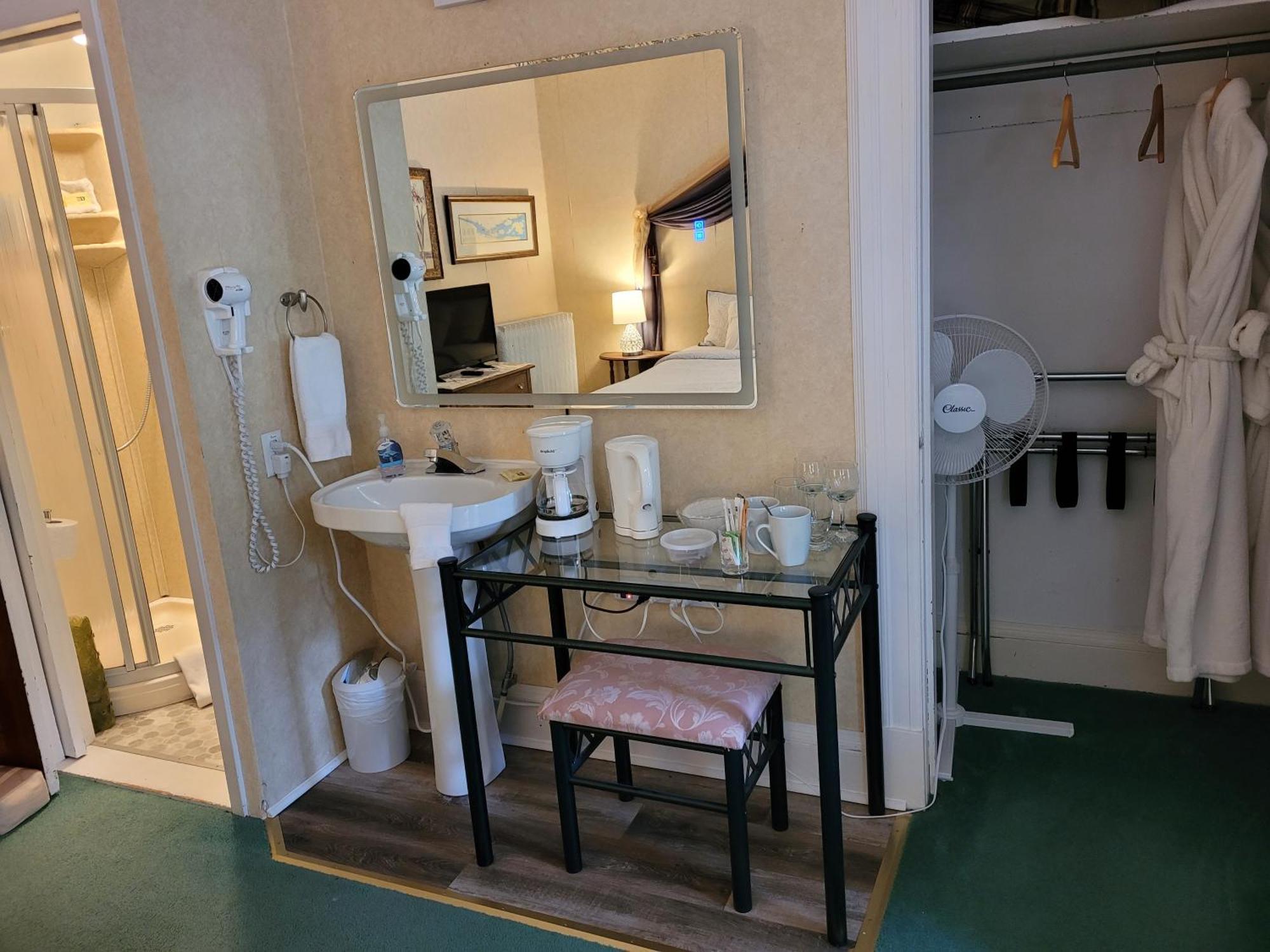Ruby Manor Bed & Breakfast Gananoque Dış mekan fotoğraf